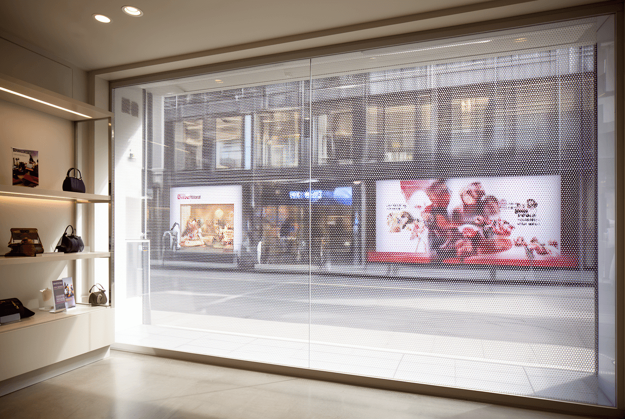 Vue intérieure à travers film micro-perforé publicitaire